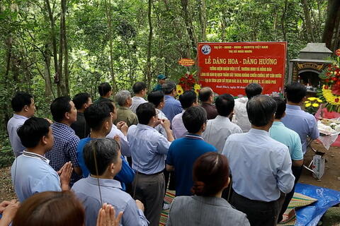 Xã Hoài Phú phối hợp tổ chức Lễ dâng hoa, dâng hương tại  Di tích lịch sử Trạm Bắc ái II, xã Hoài Phú