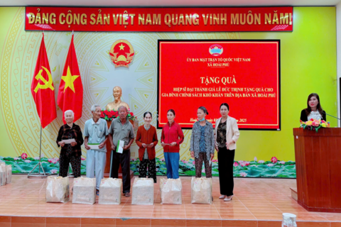 Mặt trận xã trao quà của Hiệp sĩ Đại thánh giá Lê Đức Thịnh cho gia đình chính sách khó khăn trên địa bàn xã