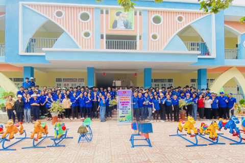 Đoàn thanh niên ra quân thực hiện mô hình “Trường học xanh thân thiện môi trường”